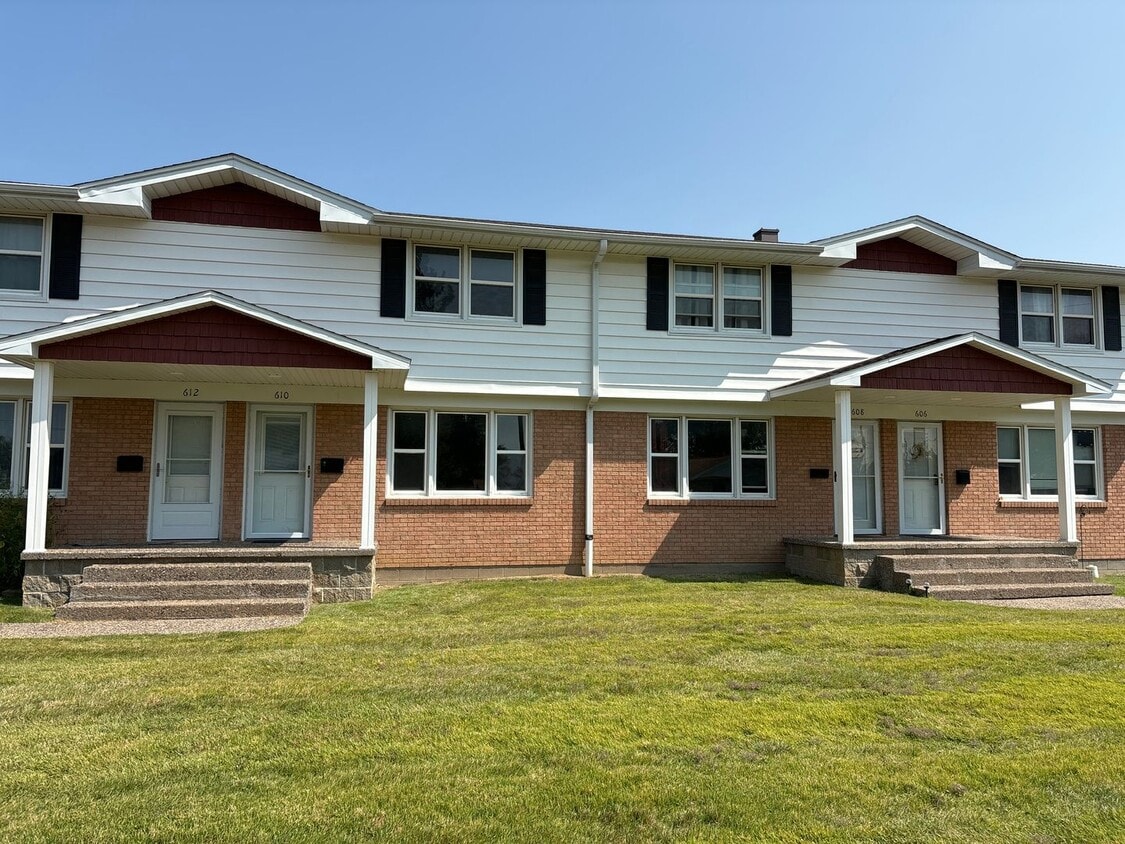 Primary Photo - 2 Bedroom, 1.5 Bath Townhouse w/Garage in ...