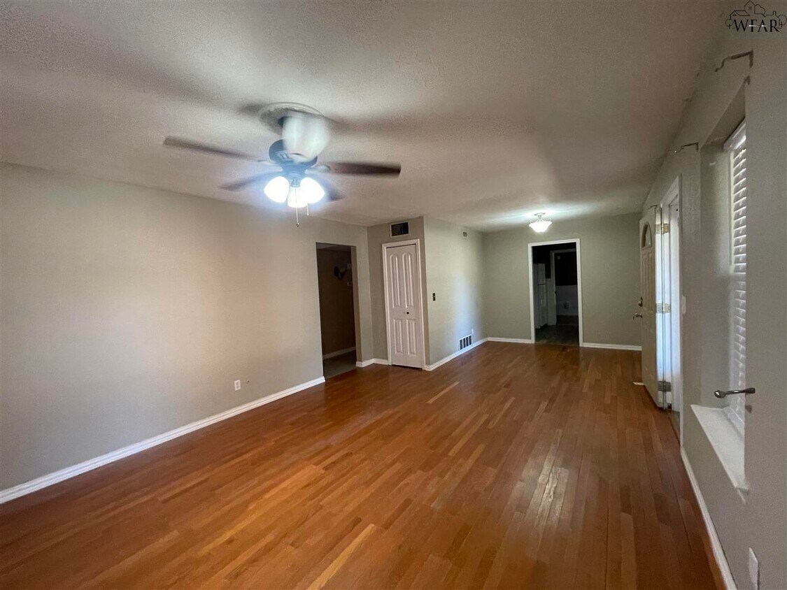 Primary Photo - 703 W Louisa Ave