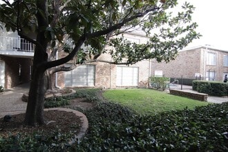 Building Photo - 2101 Fountain View Dr