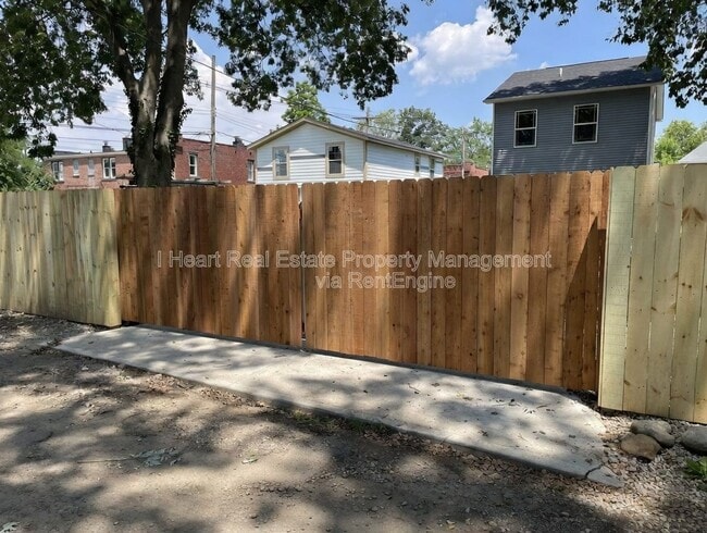 Building Photo - 33 Whitethorne Ave