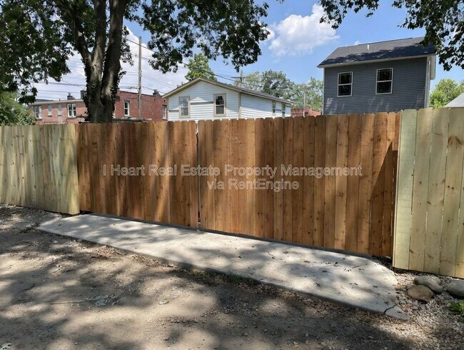 Foto del edificio - 33 Whitethorne Ave