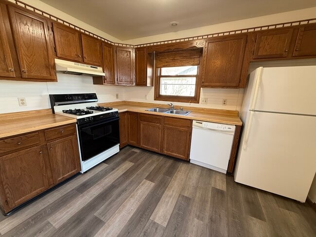 Building Photo - 1102 Smedal Dr