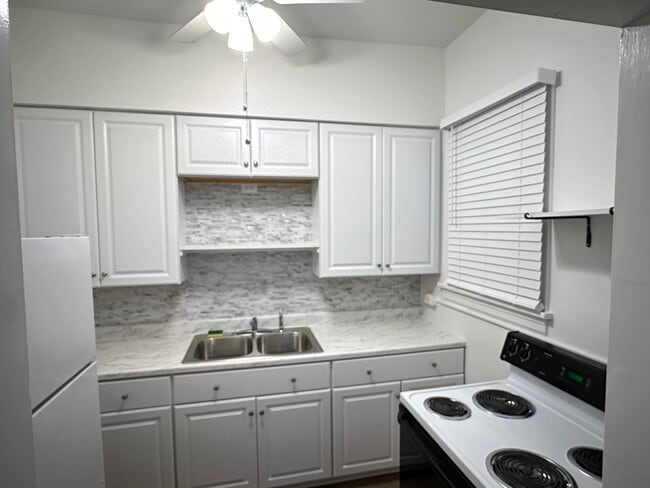 Building Photo - 411 E Main St