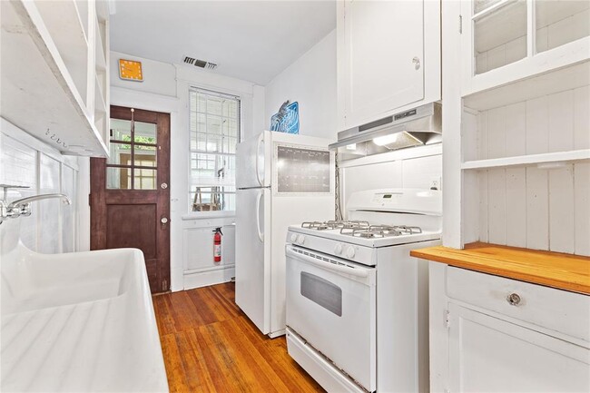 Building Photo - 806 Winbern St