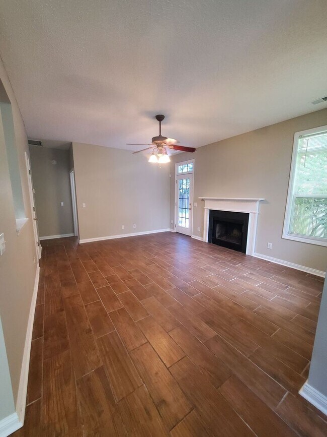 Foto del edificio - Charming 3 bedroom in a well-established n...