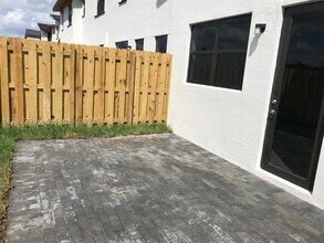 Building Photo - 8102 NW 105th Ct