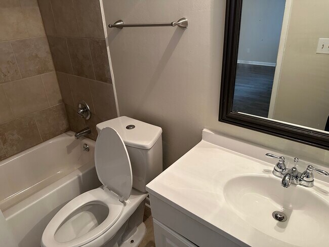 Foto del edificio - 3156 Heathstead Pl
