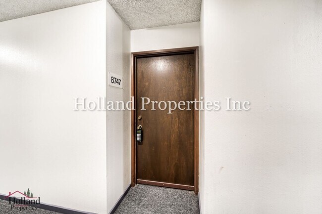 Building Photo - Charming 1-Bedroom Condo, close to shopping!