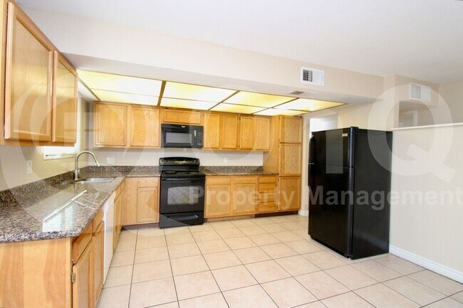 Foto del edificio - 7954 W Indianola Ave