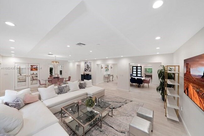 Building Photo - 4630 Royal Palm Ave
