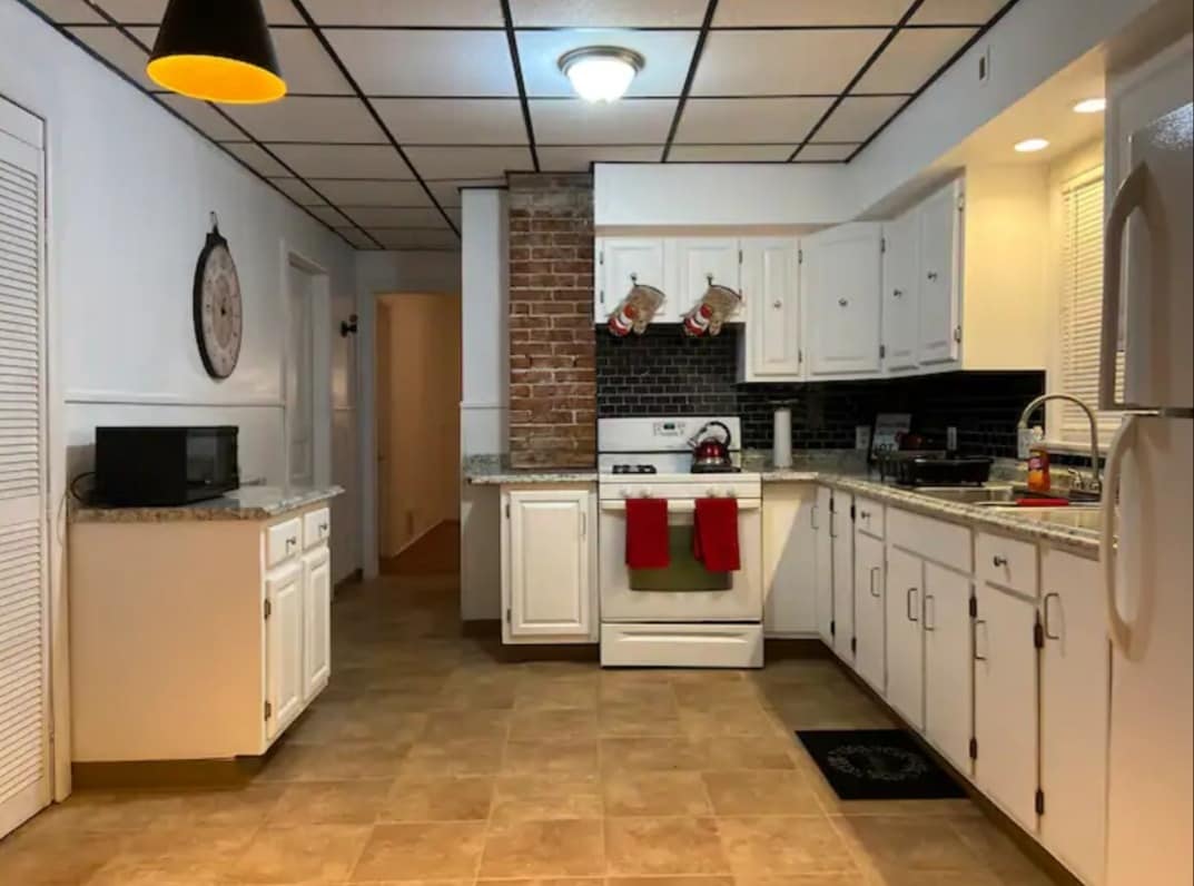 Large eat-in kitchen. - 403 Breckenridge St