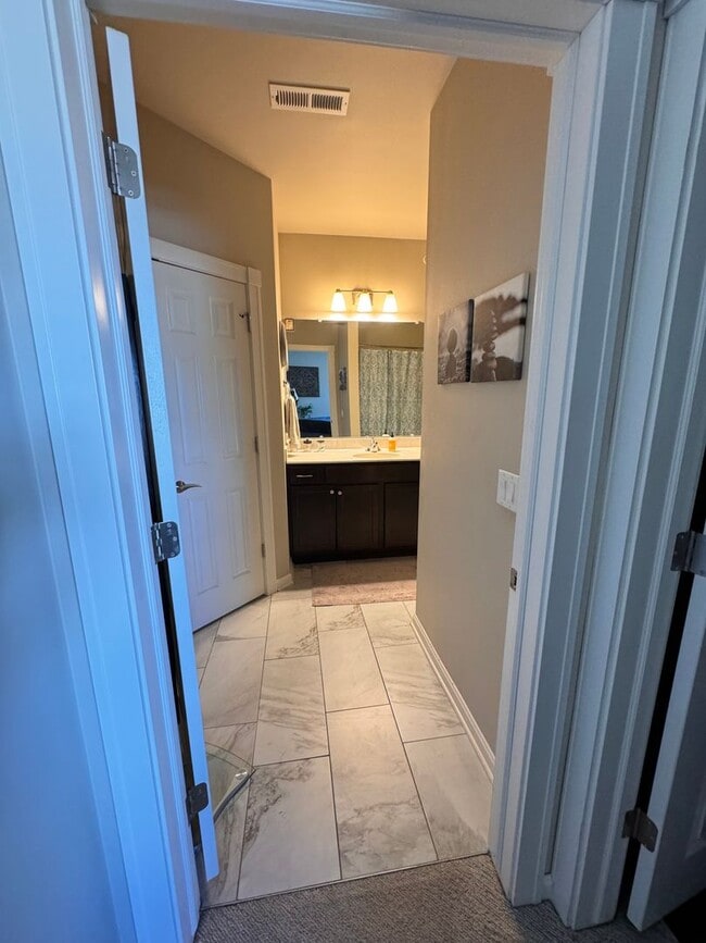 Foto del edificio - Comfortable Condo in Swan Creek