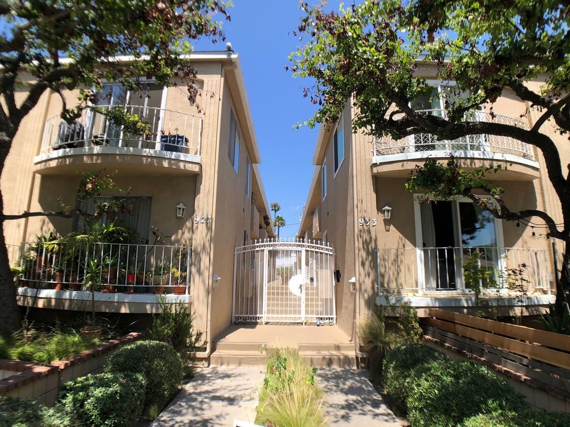Primary Photo - One Bedroom Condo Near Trendy Montana Ave.