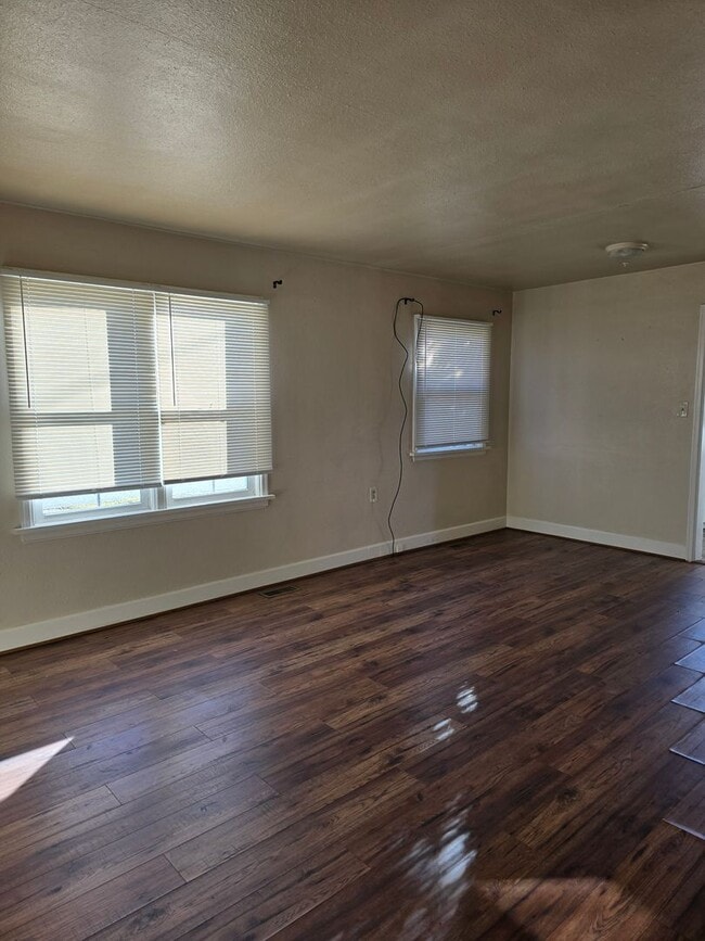 Foto del edificio - 2 Bedroom House w/ Detached Garage