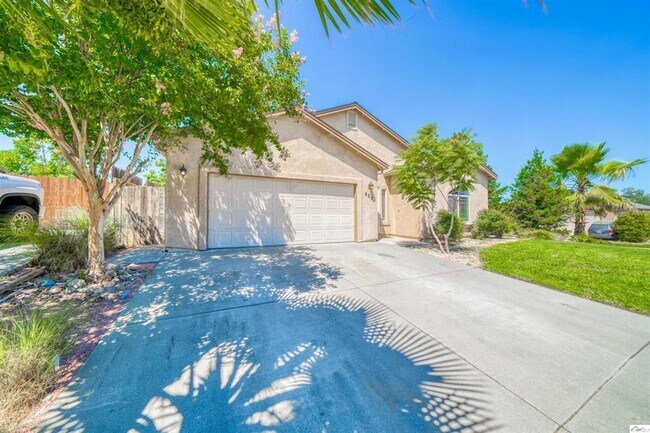 Building Photo - Red Bluff 3 bedroom 2 bathroom with 2 car ...