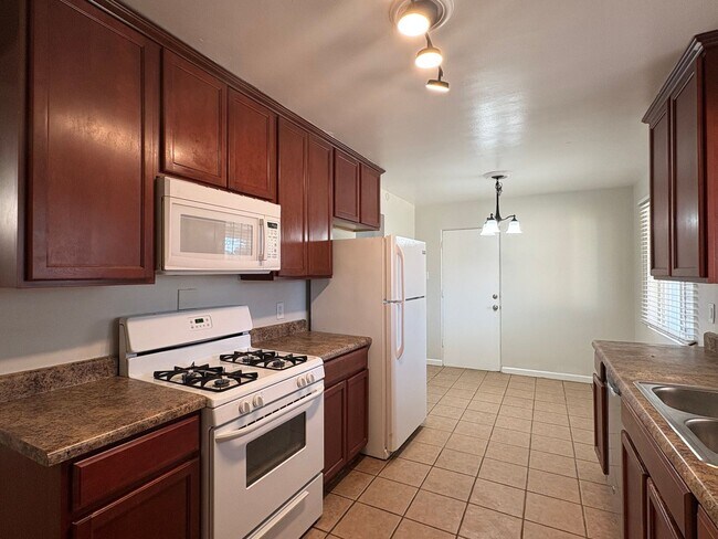 Building Photo - 3 bed, 1 bath, 1,120 sqft