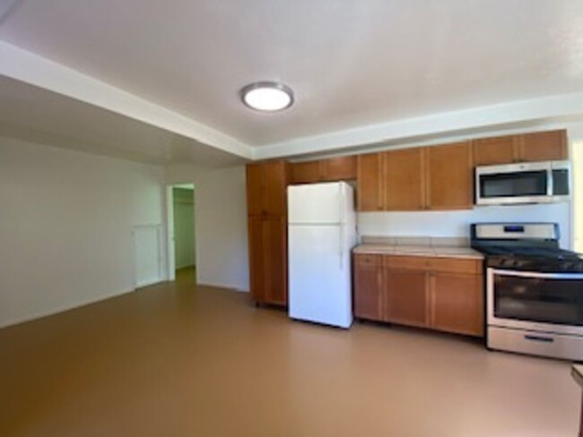 Building Photo - Freshened-up Downstairs 2 Bedroom Unit in ...