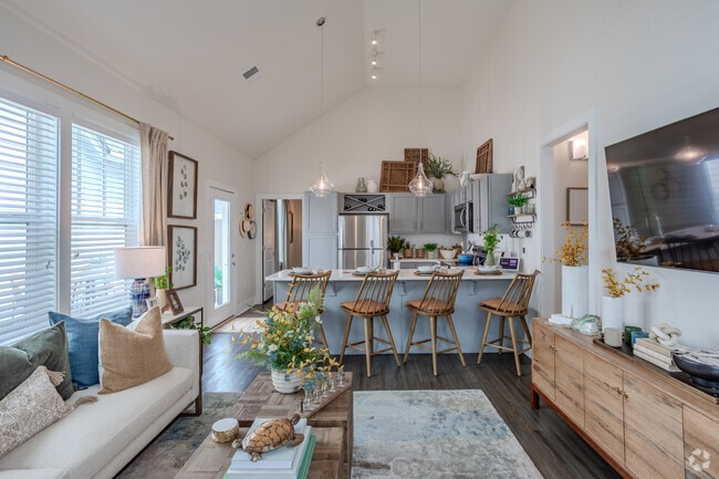 2 habitaciones, 2 baños, 1088 pies cuadrados, Birch, sala de estar - The Cottages at Riverlights