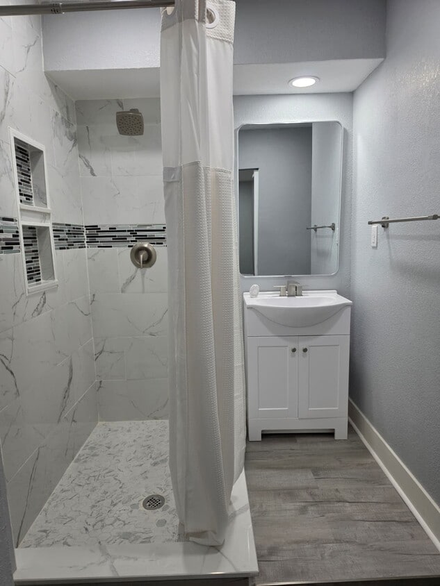 Building Photo - 410 Oak Dr