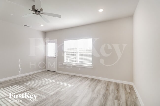 Foto del edificio - 332 Niki Dr