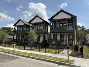 Building Photo - 3013 Batavia St