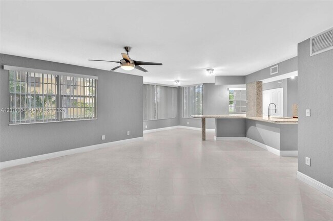 Foto del edificio - 2881 N Oakland Forest Dr