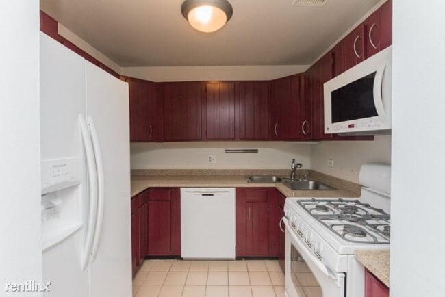 Building Photo - 559 W Surf St