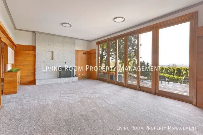 Building Photo - Beautifully Maintained Mid-Century Ranch W...