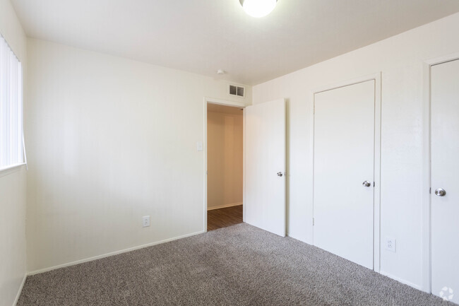 2BR 2BA - 950 SF - Brookview