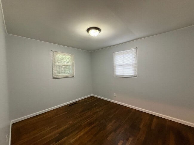 Building Photo - 515 Oak Ln