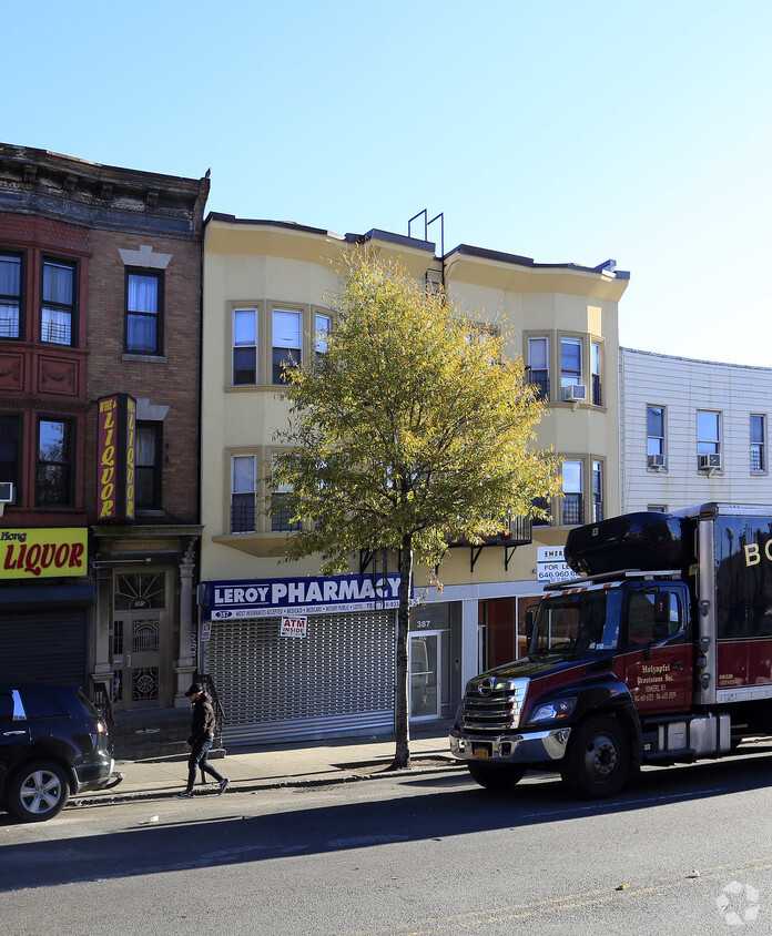 Foto del edificio - 387-389 Bedford Park Blvd