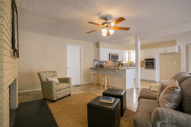 Building Photo - Unfurnished $2000 or Furnished $2500 3/2 home