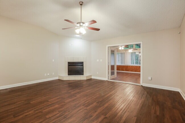 Foto del edificio - 299 Thornbrook Ct