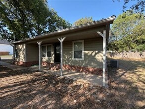 Building Photo - 979 W Pecan St