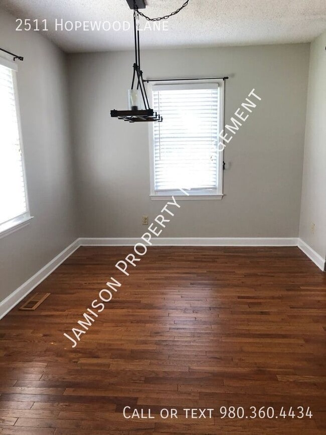 Building Photo - 2511 Hopewood Ln