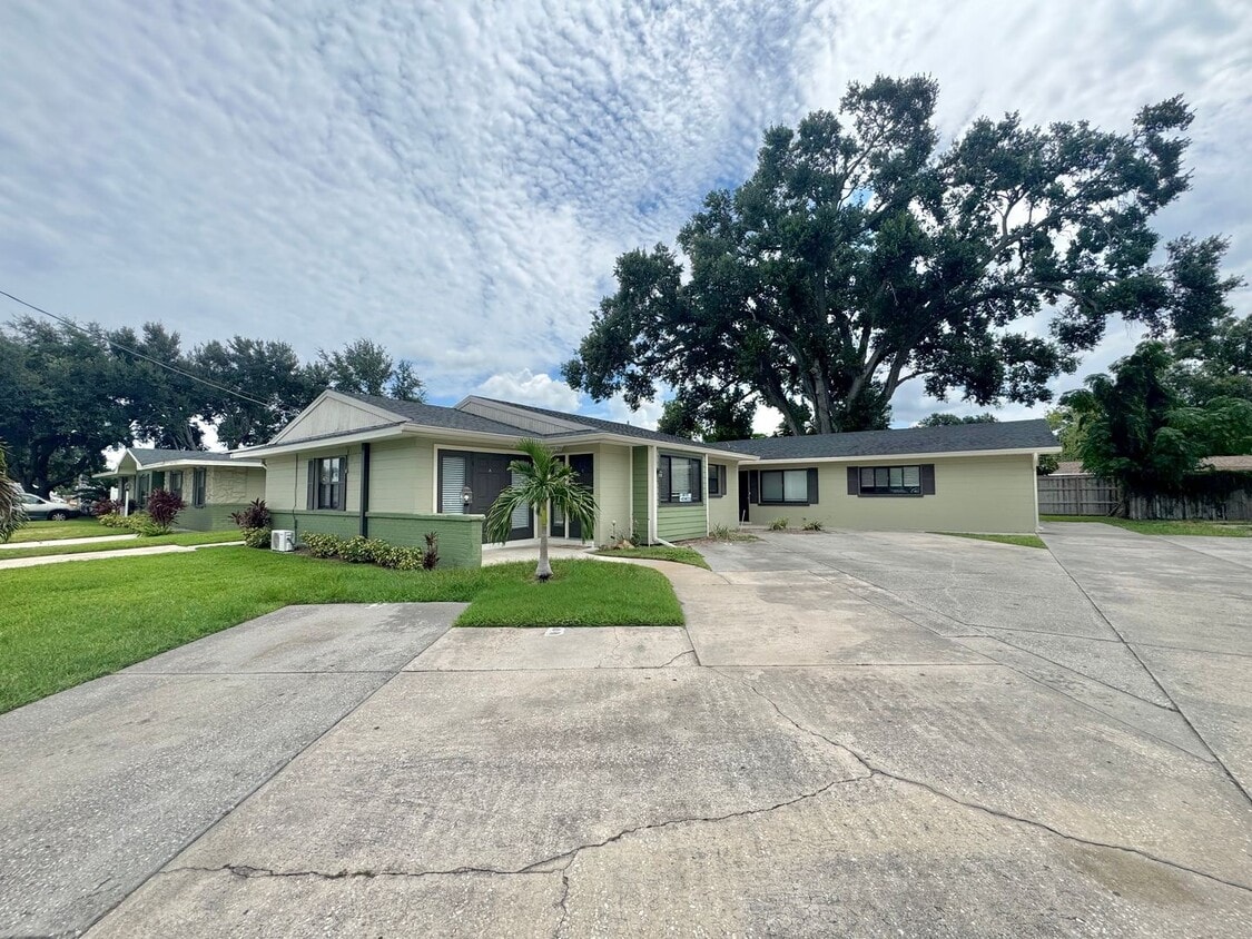 Primary Photo - Apartment - Right off Cypress Gardens Blvd!