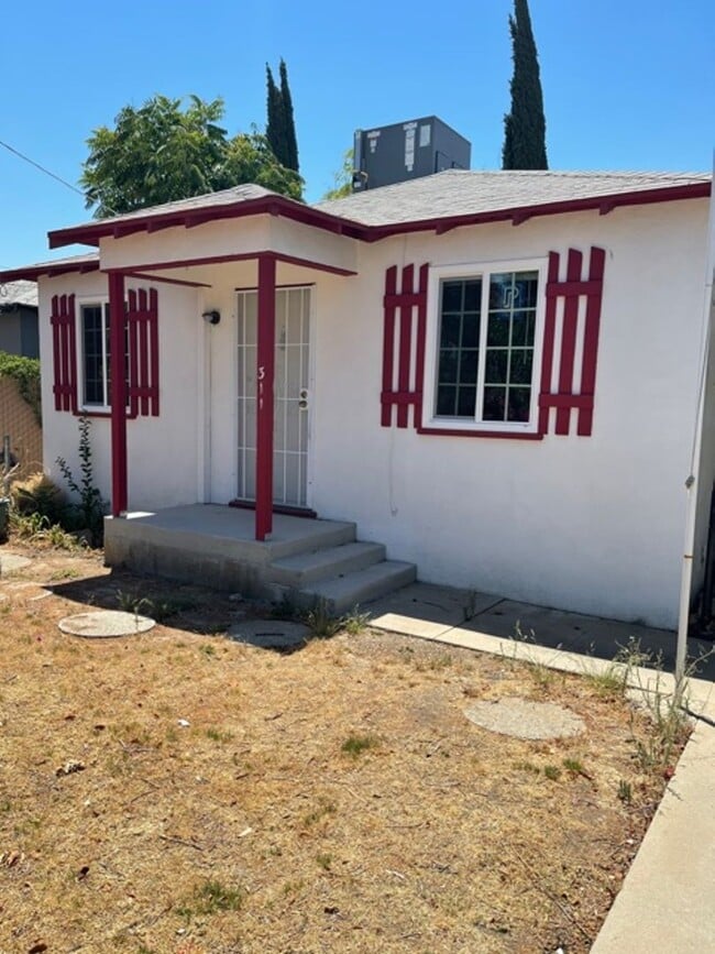 Building Photo - Adorable 2 bedroom home
