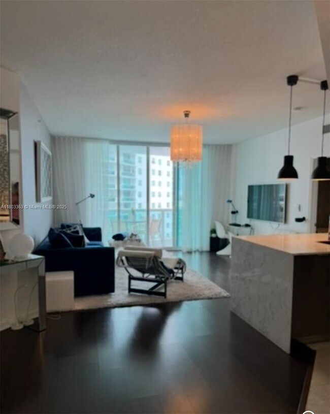 Foto del edificio - 7900 Harbor Island Dr