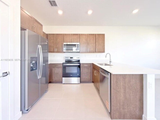 Building Photo - 196 NE 13th Ave