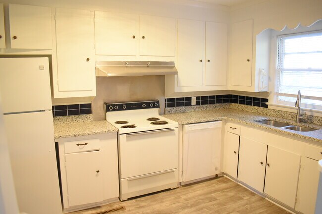 Foto del edificio - 2103 Pender Ave