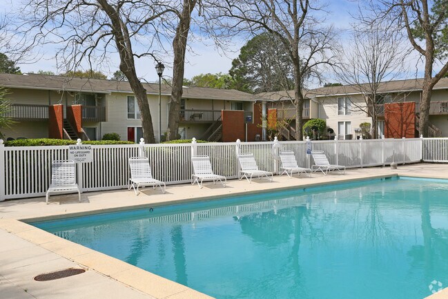 Foto del edificio - Castlewood Apartments