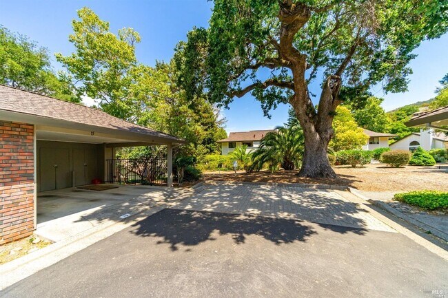 Building Photo - 15 Tudor Ct