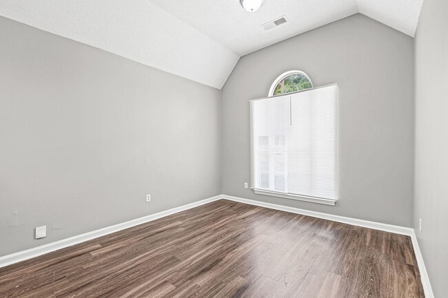 Building Photo - Newly Renovated Home