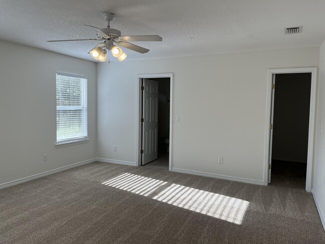 Building Photo - 706 Oaklawn St