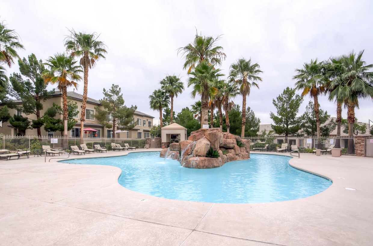 Foto principal - First-Floor 3BR/2BA Gated Condo with Resor...