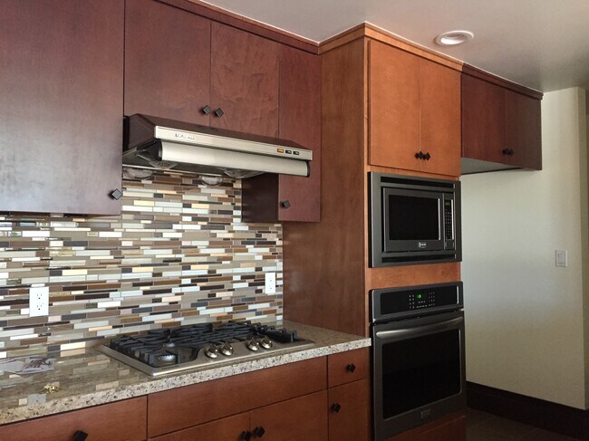 Building Photo - 420 E Las Tunas Dr