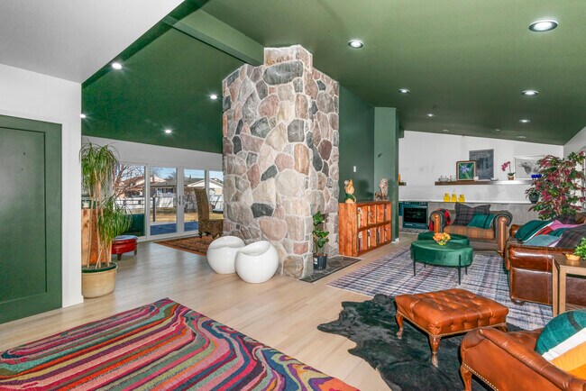 Foto del edificio - MCM Ranch : Modern 5BR Near Henry Ford & McLaren