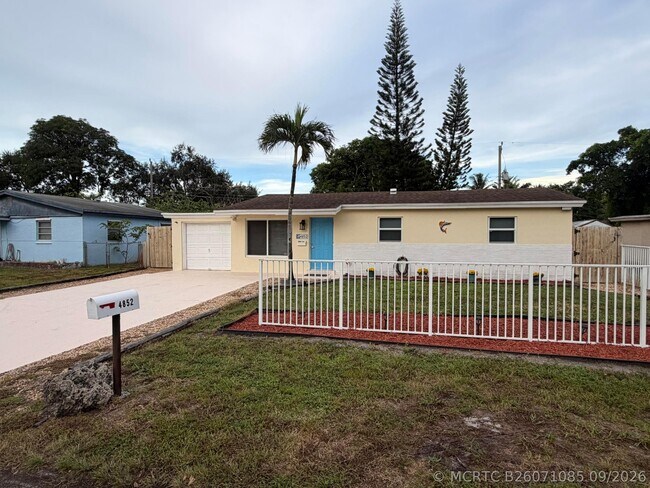 Building Photo - 4852 SW 44th Terrace