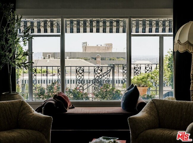 Foto del edificio - 1219 Sunset Plaza Dr Dr