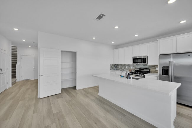 Building Photo - 4000 Richmar Butte Ave